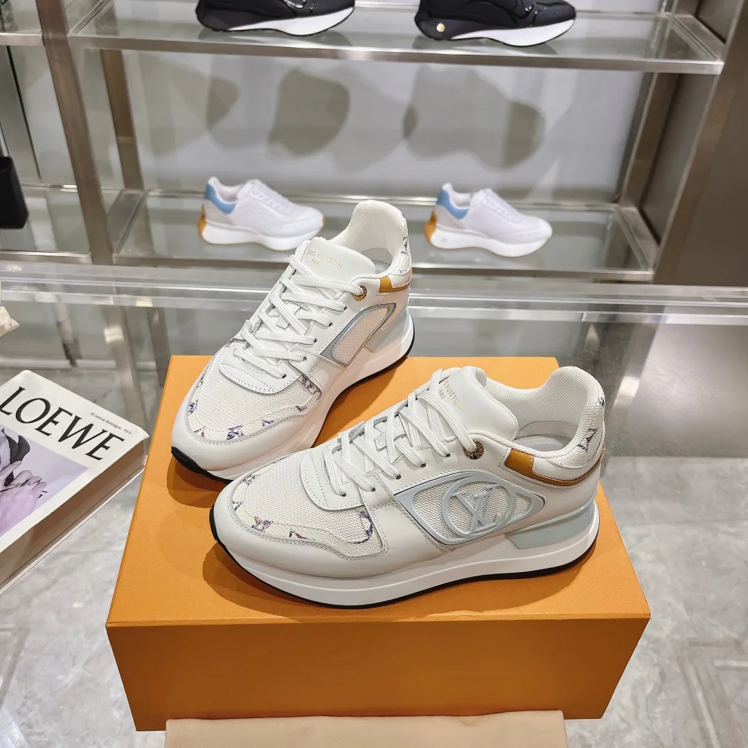 [L Family] P: 760💰Size 35-42 for women, 39-46 for men, (41.42 for women, 45.46 for men, customized) .LV Donkey Brand 🔥🔥LOUIS VUITTON Louis Vuitton's official website synchronizes the 2025 autumn and winter couple's models, which are now on the market, this Neo Run Away sneakers are inspired by running shoes, integrating LV's iconic must-have shoes into the trend. This version is a 1:1 replica of the original version. It is made of two-tone calfskin to highlight its simple lines and unique wedge outsole. Key details include the LV initials on the side and an engraved gold heel stabilizer on the back plus a 2cm hidden insole.